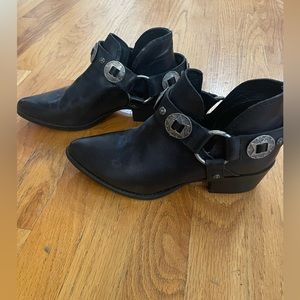 Steve Madden Women's Aces Ankle Boot, Black Leather Silver Concho